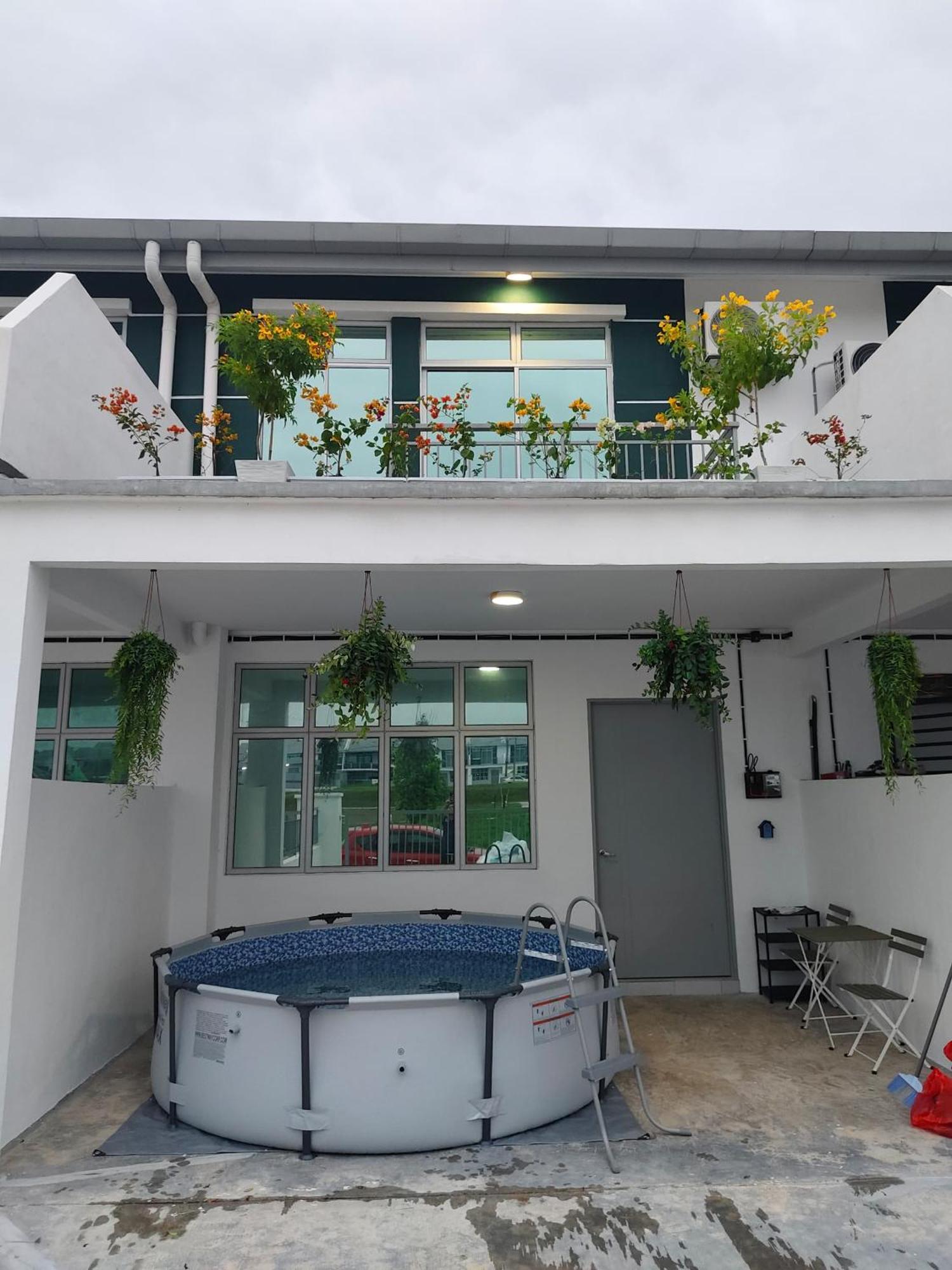 Rumah percutian Anggerik Lazuri & *